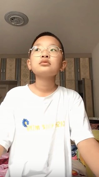小朋友模仿老师接电话图片高清无水印免费分享1