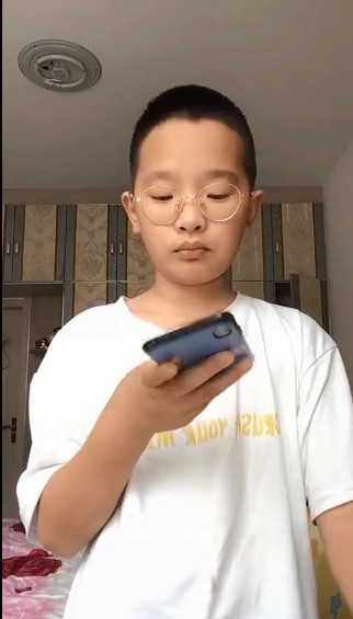 小朋友模仿老师接电话图片高清无水印免费分享2