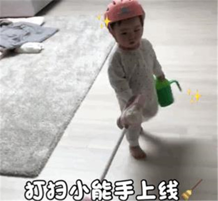 黄夏温戴头盔打扫表情包gif图片无水印免费版1